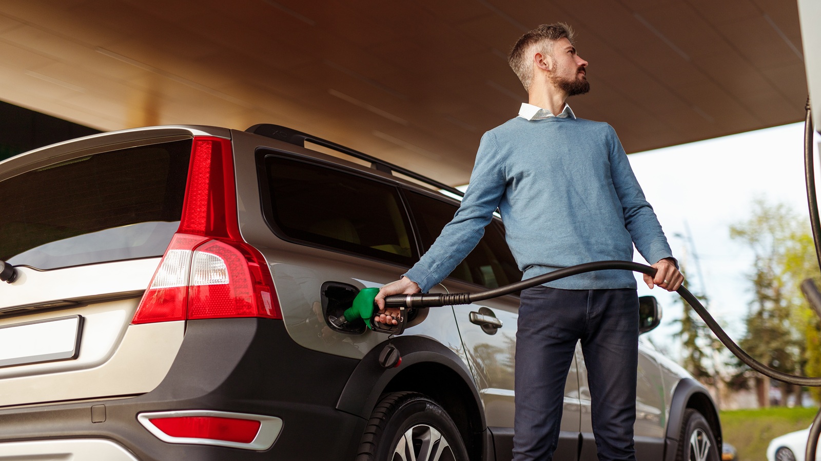 echando gasolina
