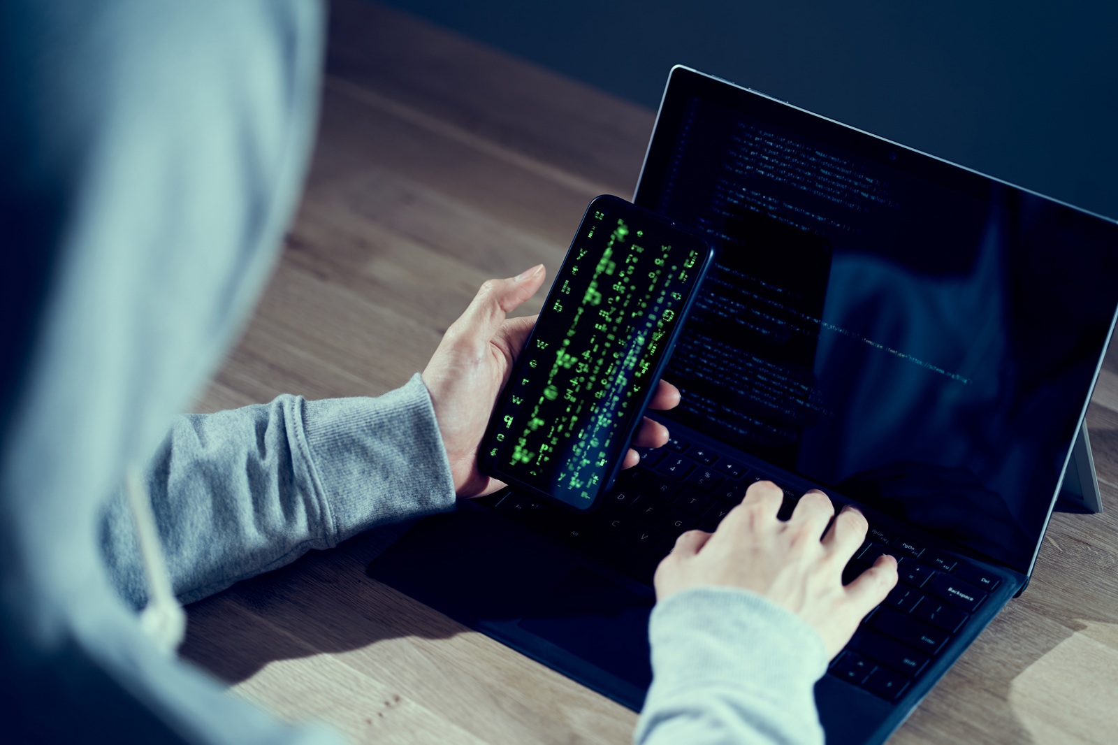 hacker metiendo malware