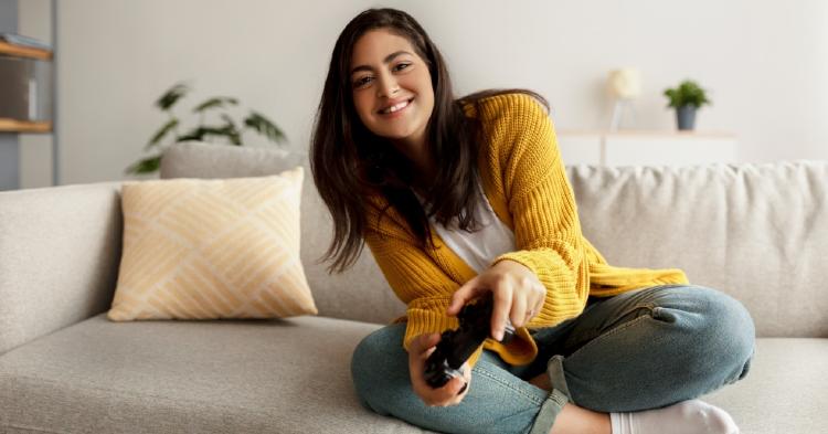 chica jugando un videojuego chica jugando un videojuego