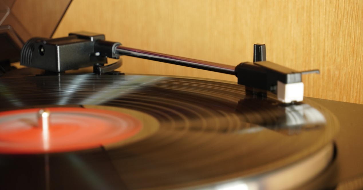 reproduciendo un vinilo