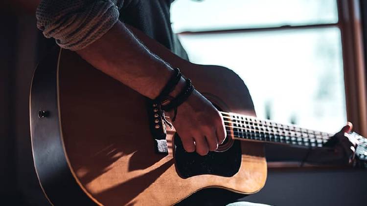 tocar la guitarra tocar la guitarra