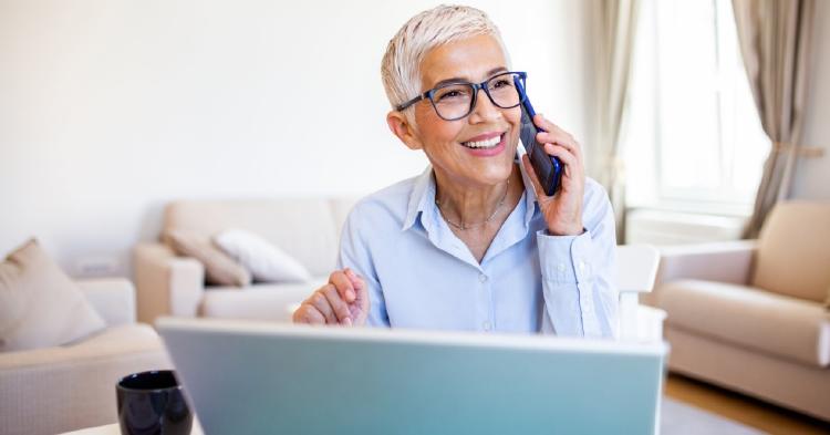 persona hablando por el movil persona hablando por el movil