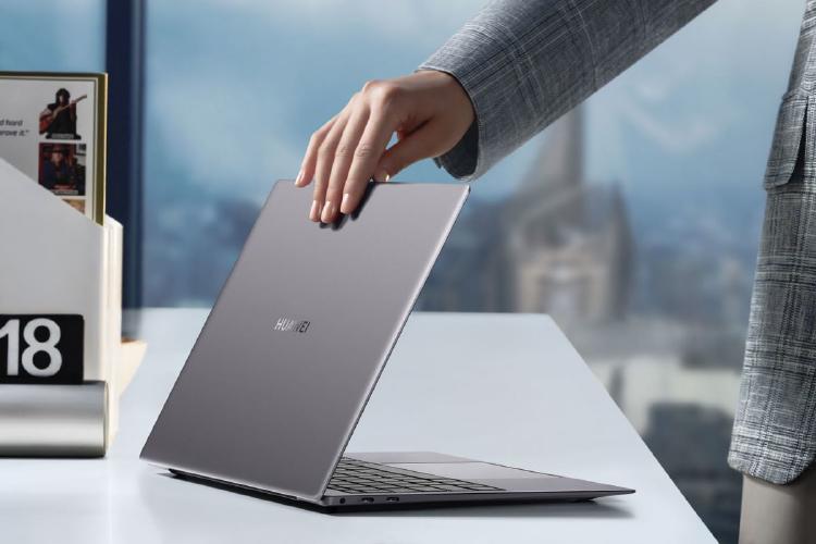 MateBook-X-Pro-Lifestyle_8 Portátil con pantalla táctil