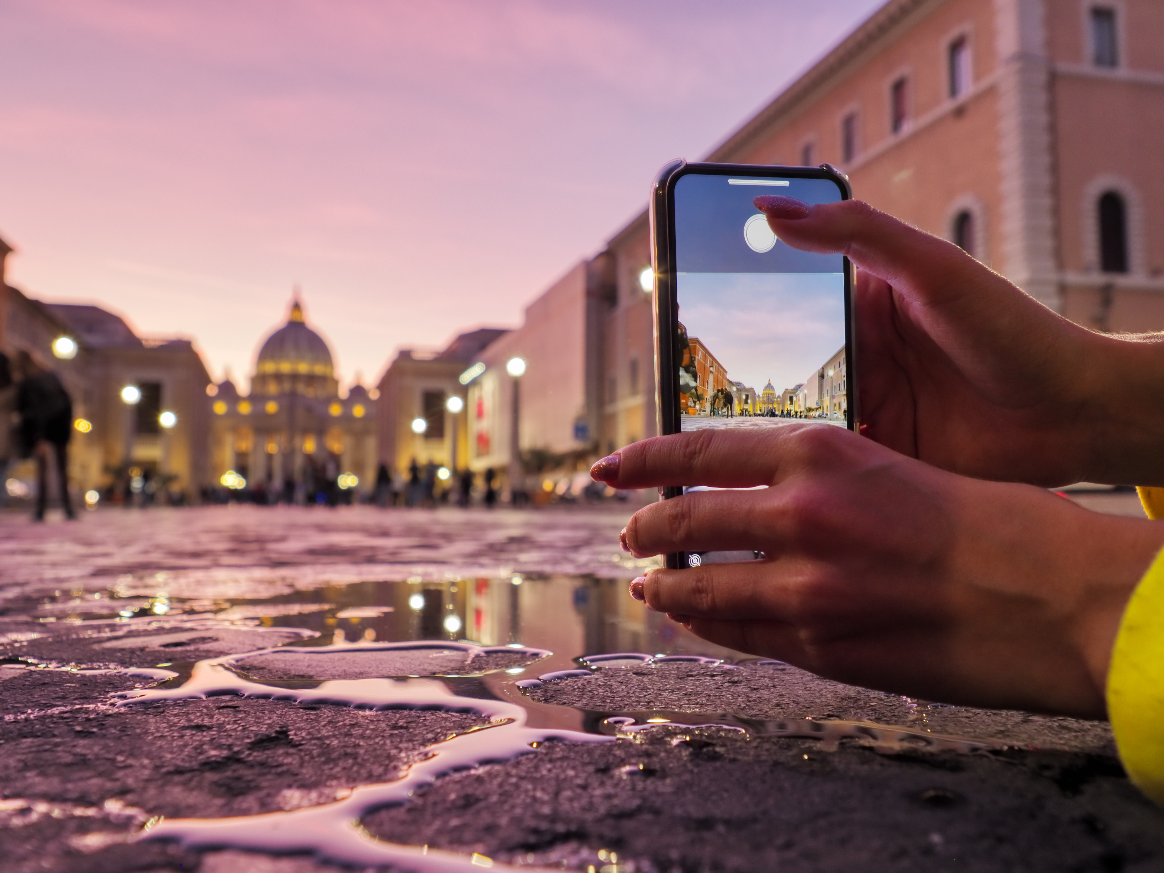Joven turista viajera tomando una hermosa foto del paisaje de la puesta de sol europea durante las vacaciones