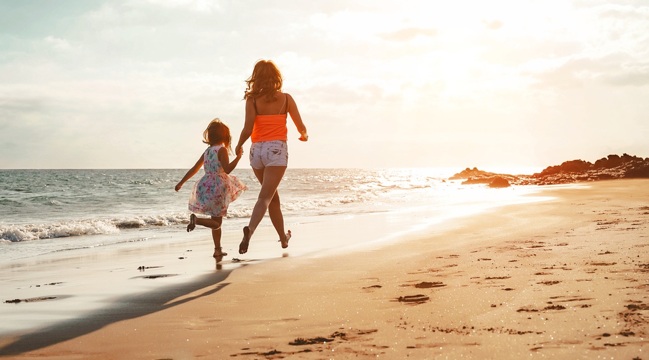 madre e hija playa