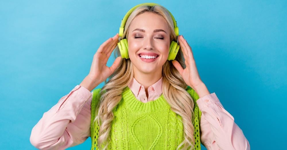 mujer escuhando musica