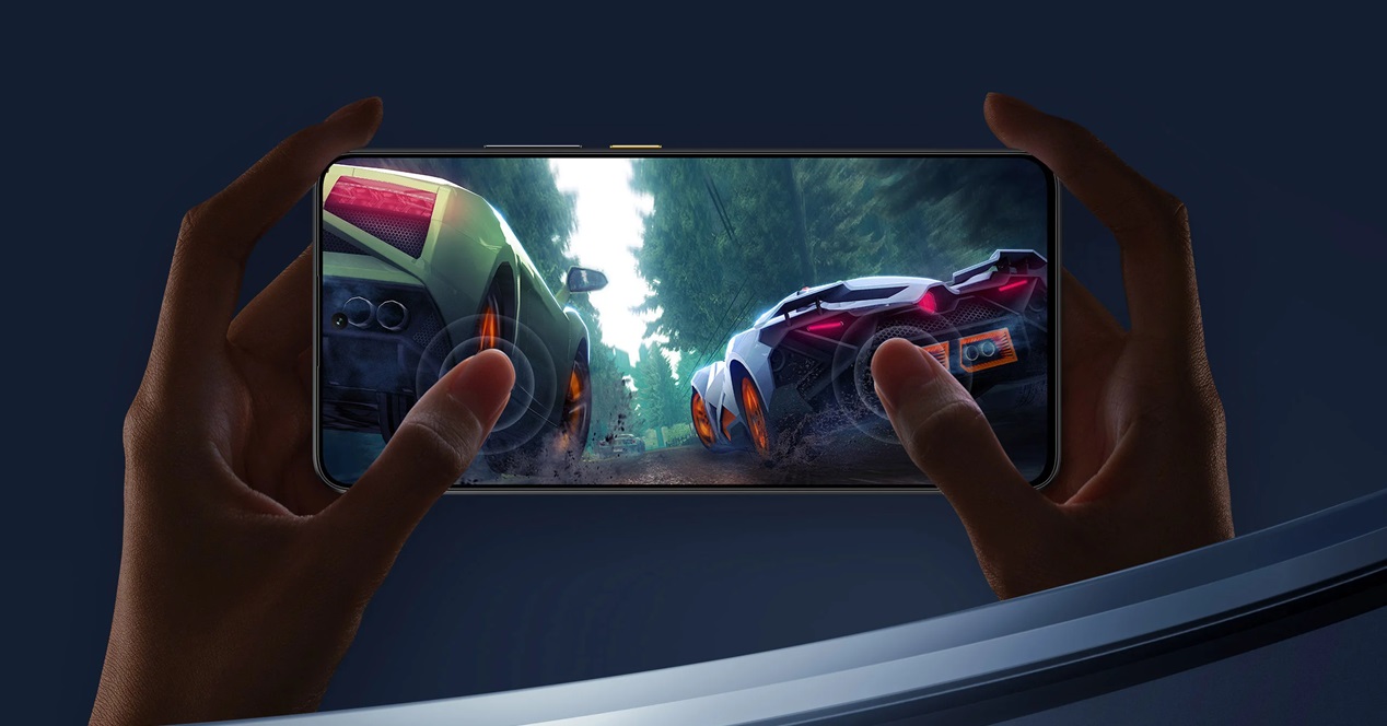 jugando con el movil 