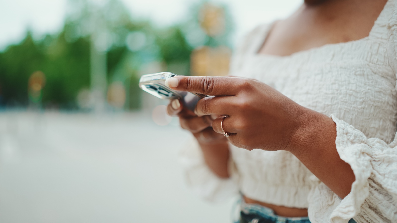 mujer con el movil en las manos