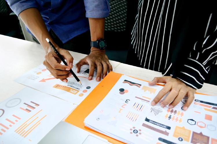 personas trabajando Empresa con competitividad tóxica