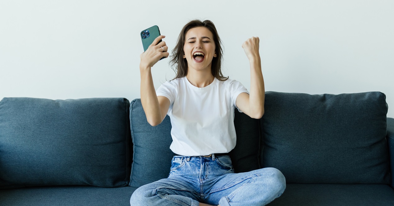 mujer jugando con el iphone