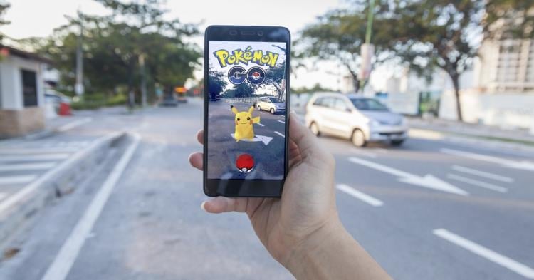 jugando a Pokémon GO jugando a Pokémon GO