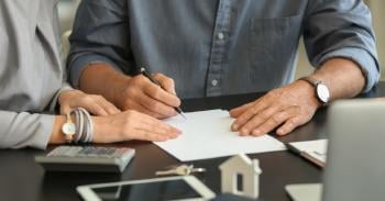 firmando un documento