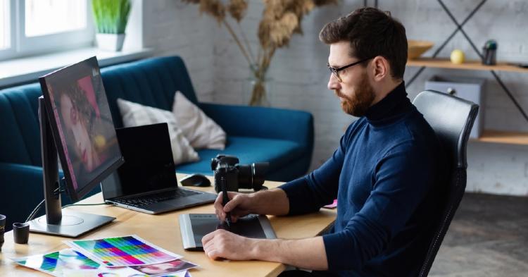 diseñador grafico trabajando diseñador grafico trabajando