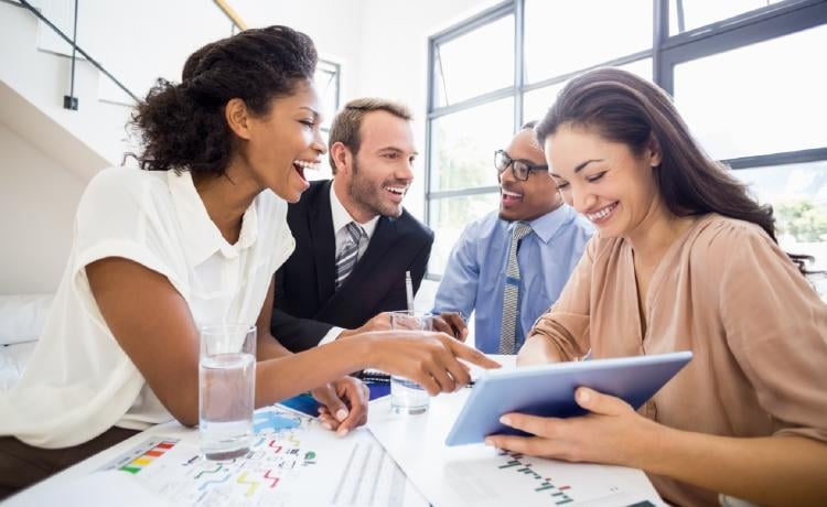 empleados riendo empleados riendo