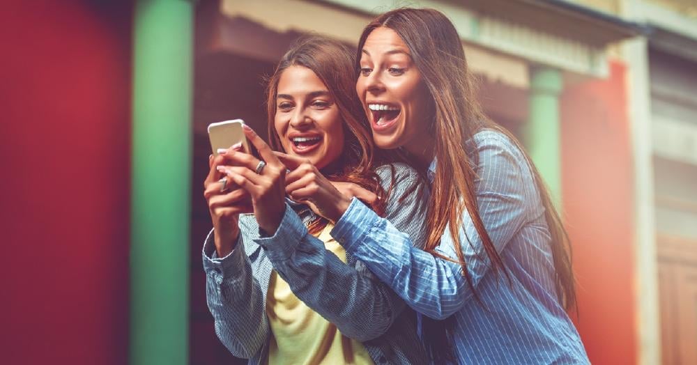 dos amigas riendose con el movil