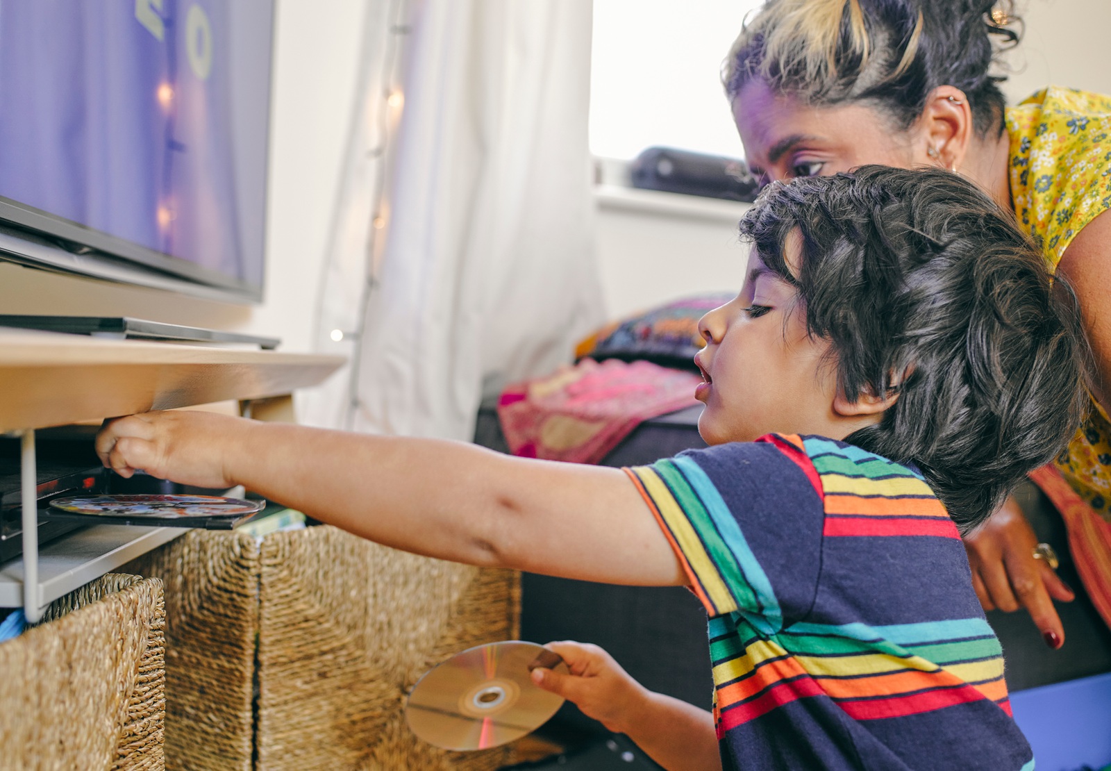 poniendo un dvd Cultura Creative