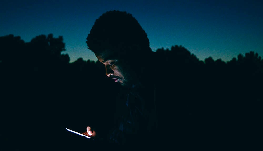 luz azul smartphone proteger la vista