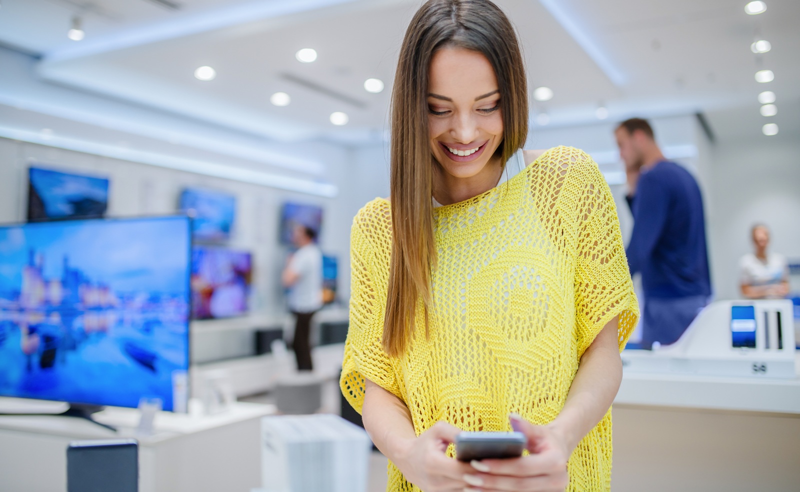 chica comprando un movil