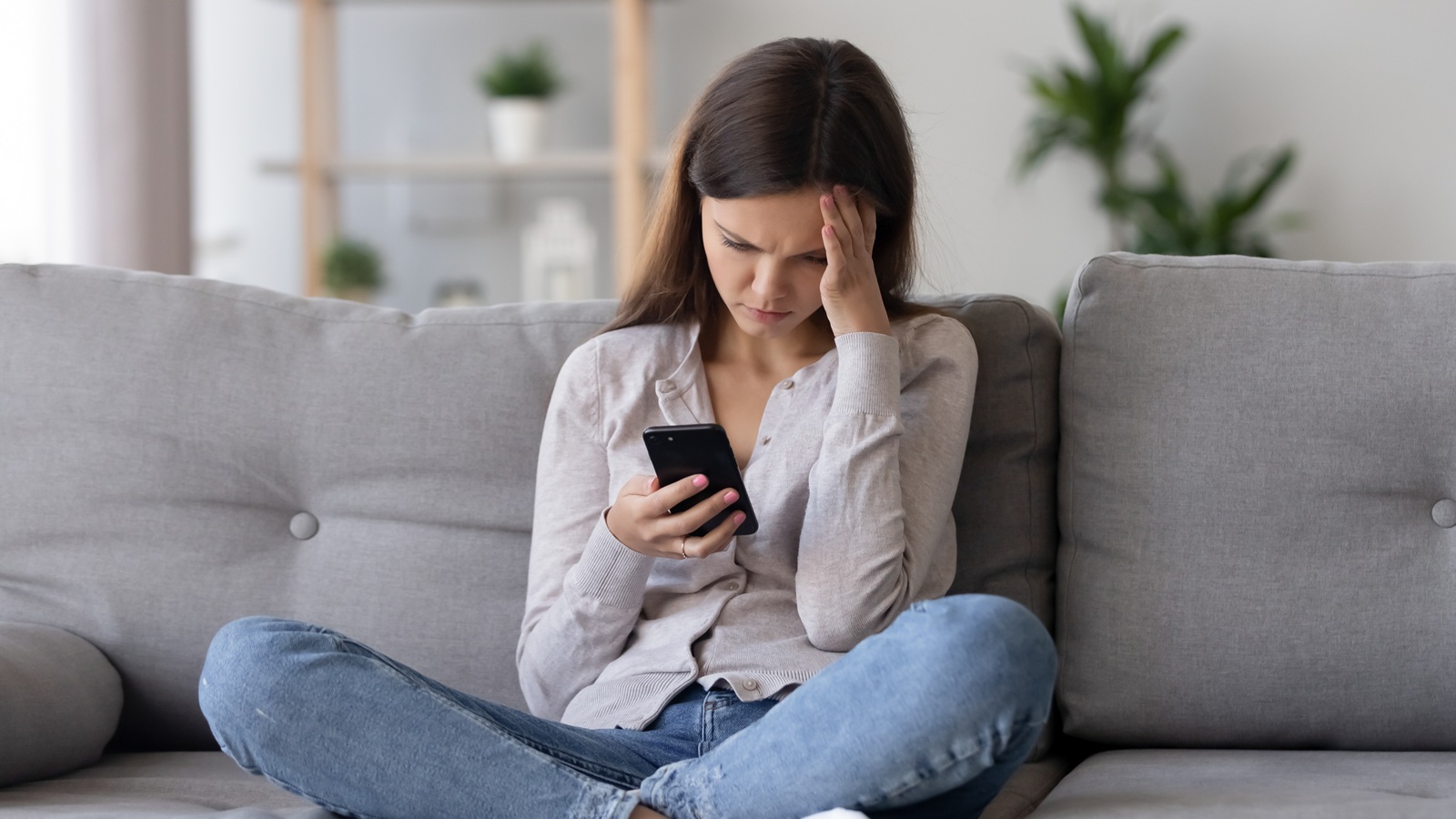 mujer que recibe llamadas de spam