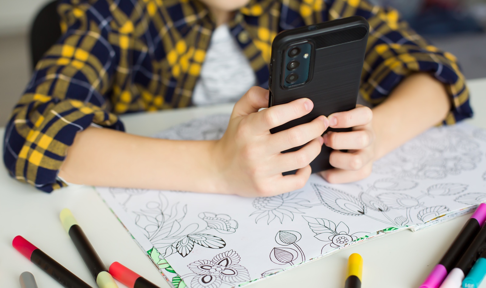 ni&ntilde;o con el movil
