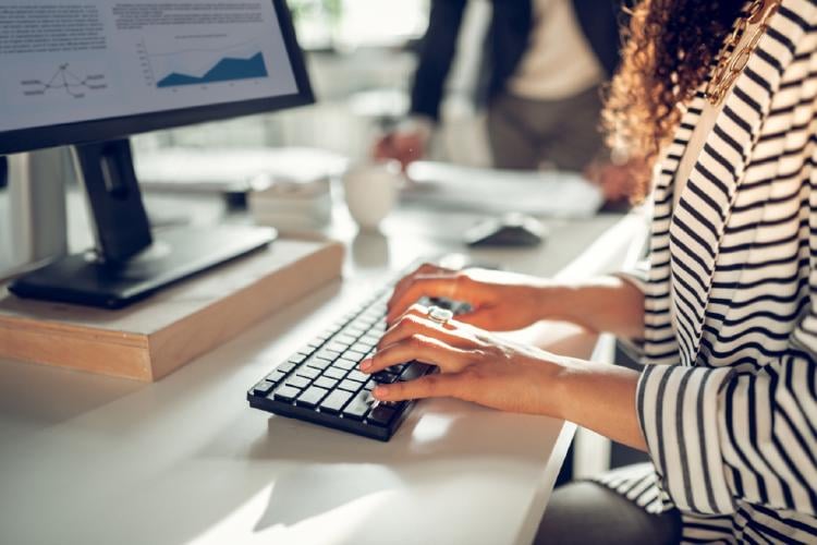 mujer en el teclado mujer en el teclado