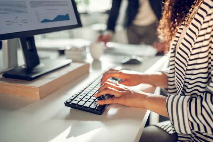 mujer en el teclado