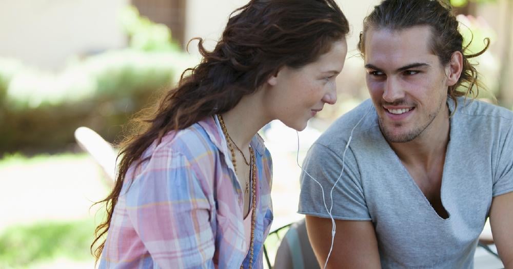 pareja compartiendo el audio de los auriculares