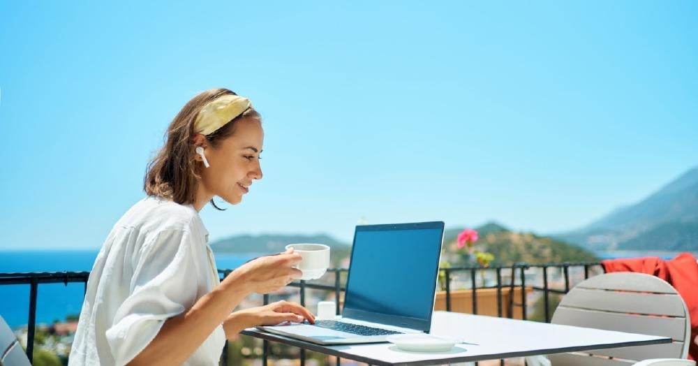 mujer enviando un email