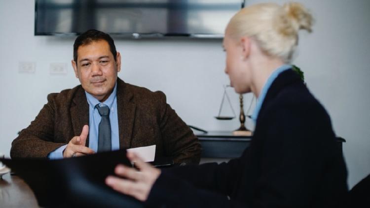 pexels-sora-shimazaki-5668476 persona pidiendo un adelanto de nómina