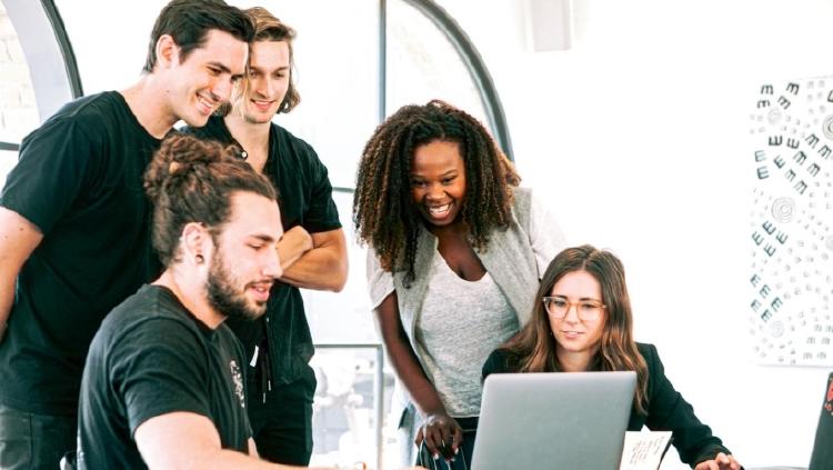 gente trabajando en una startup