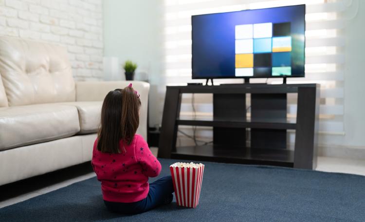 niña viendo la tele niña viendo la tele