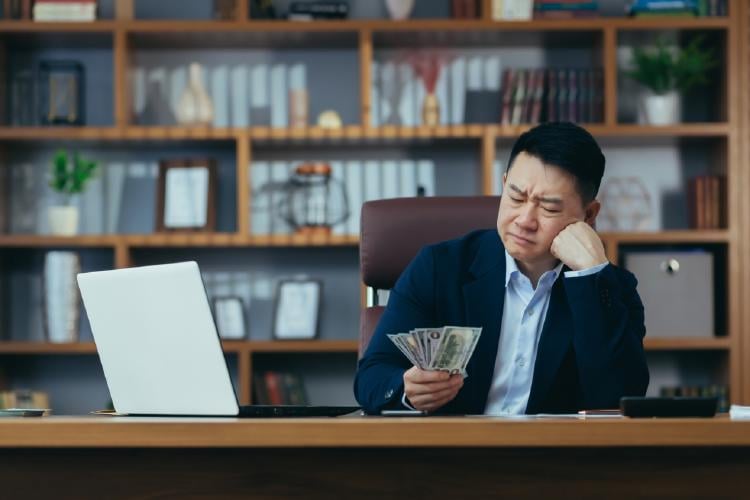 empleado con dinero empleado con dinero