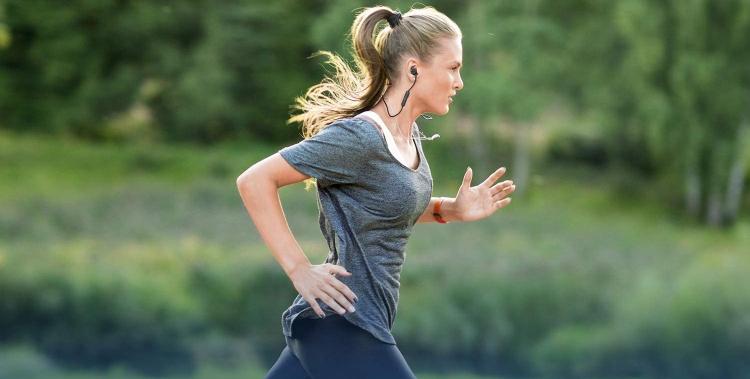 auriculares creative 02 mujer corriendo con auriculares al aire libre