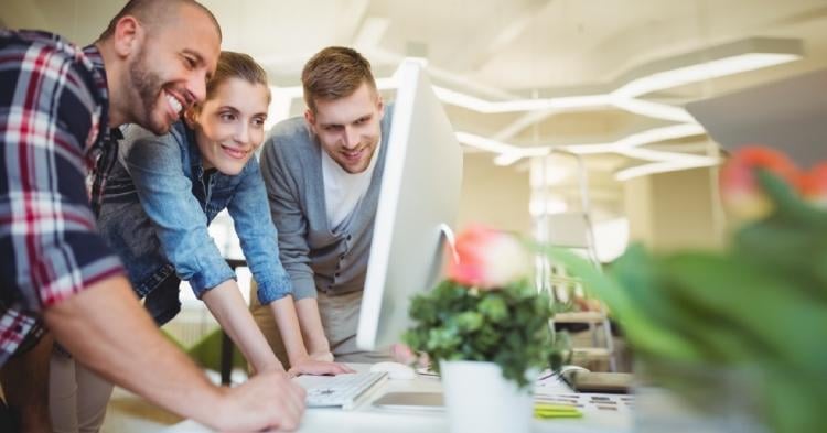 personas con un ordenador personas con un ordenador