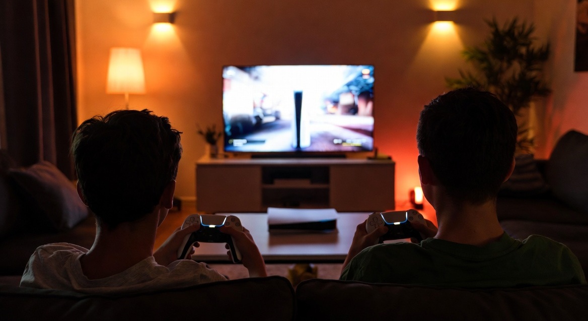 dos personas jugando a la consola