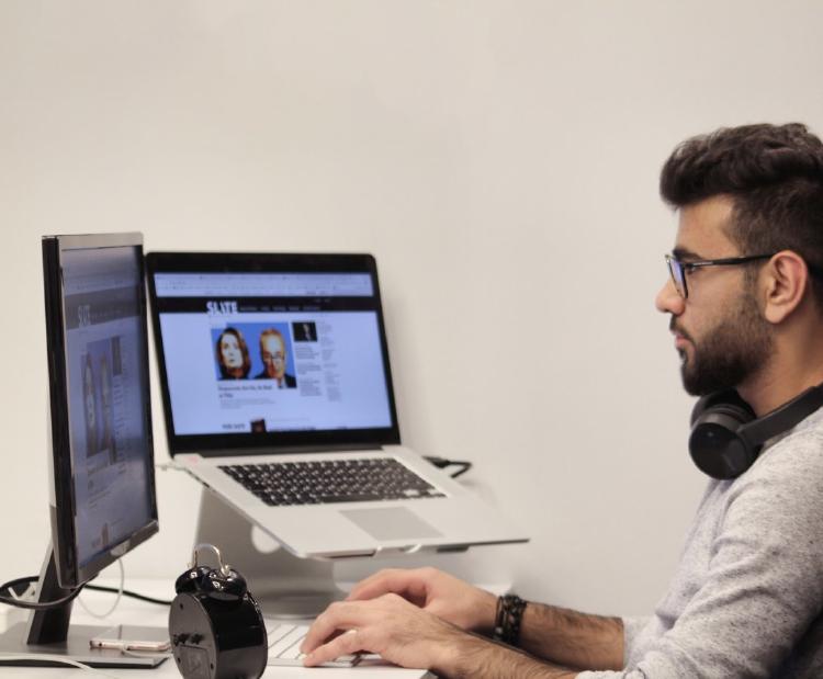 aplicando arquitectura de la informacion Persona navegando por una web