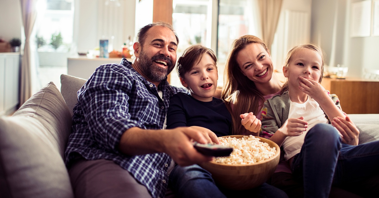familia viendo la tele 