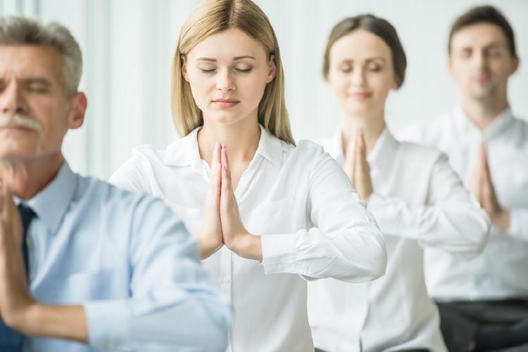 Mujeres haciendo Yoga en el trabajo