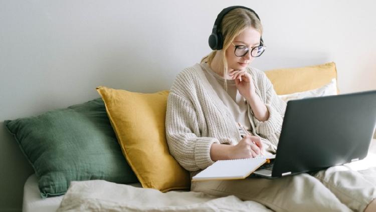chica teletrabajando teletrabajo en casa