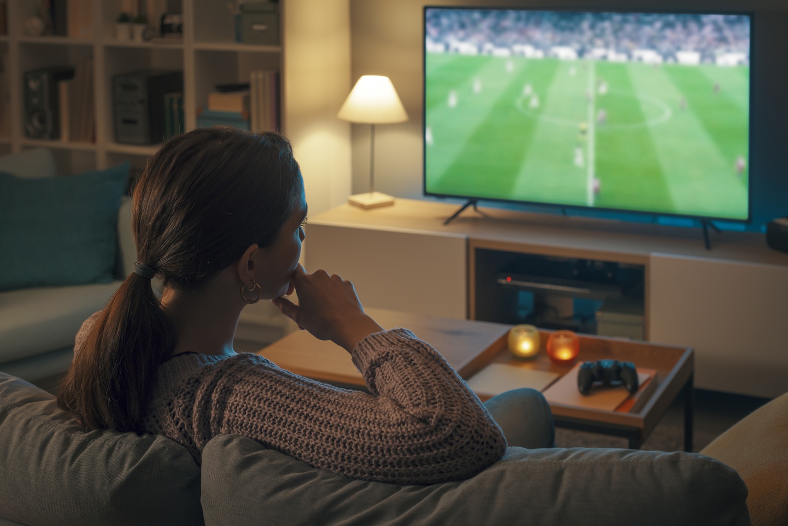 mujer viendo el futbol
