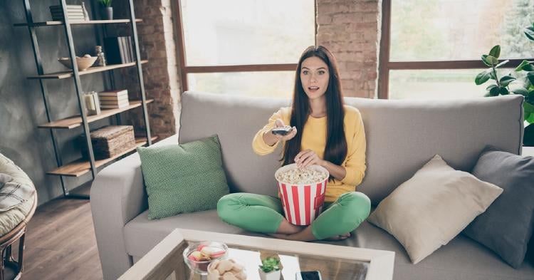 chica viendo estreno de peli en casa chica viendo estreno de peli en casa