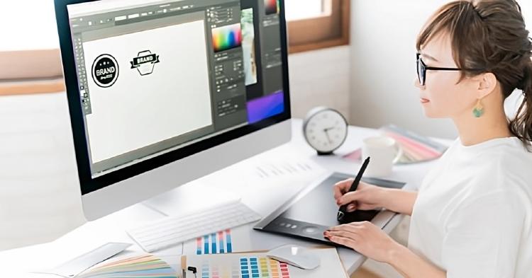 trabajadora creando logo trabajadora creando logo