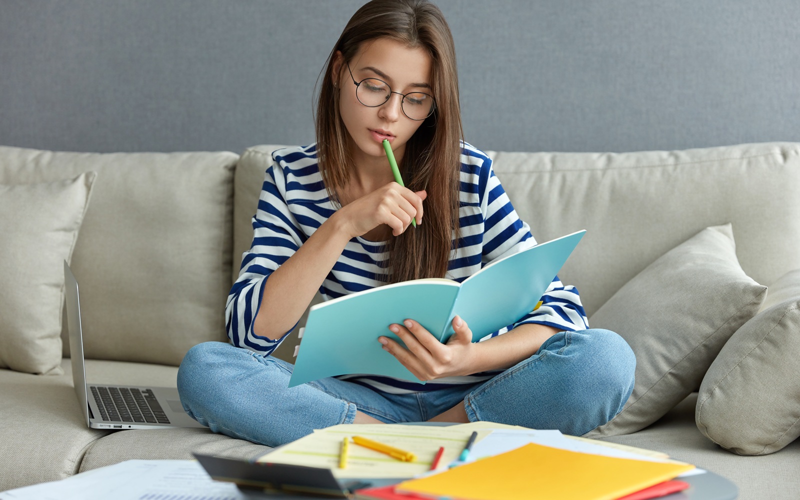 estudiante en el sofa