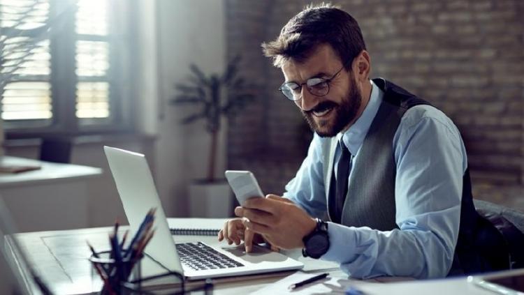 hombre ocupado con el movil hombre actualizando el movil de empresa