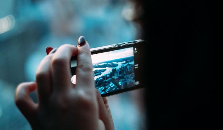 mujer con movil mujer con movil