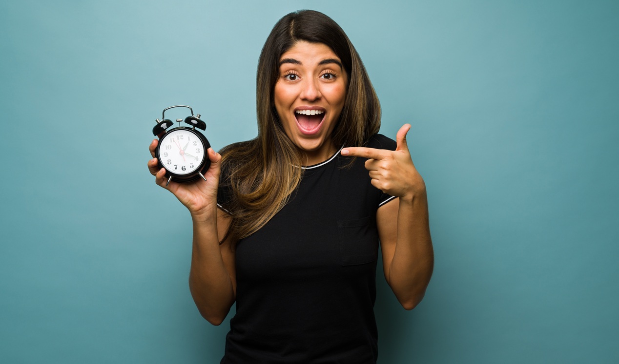 mujer con un reloj