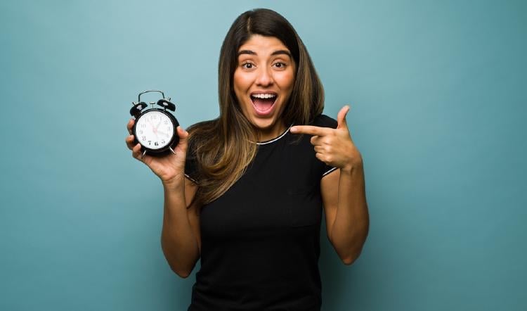 mujer con un reloj mujer con un reloj