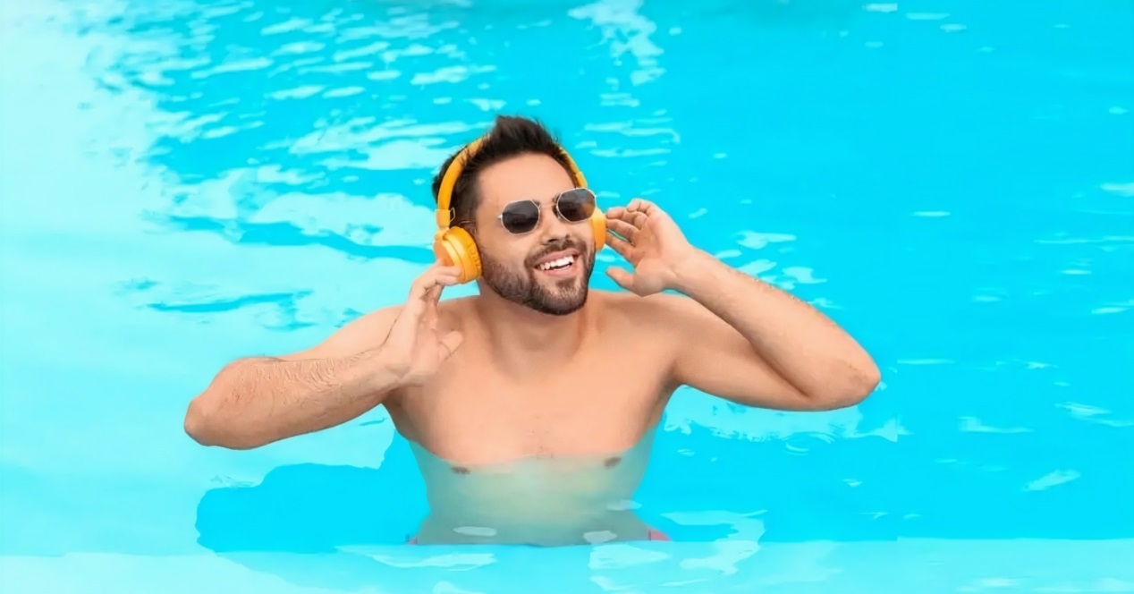auriculares en la piscina