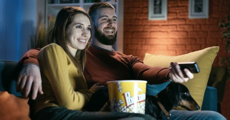 pareja viendo una peli