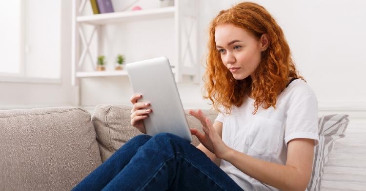 mujer con un tablet en el salon mujer con un tablet en el salon